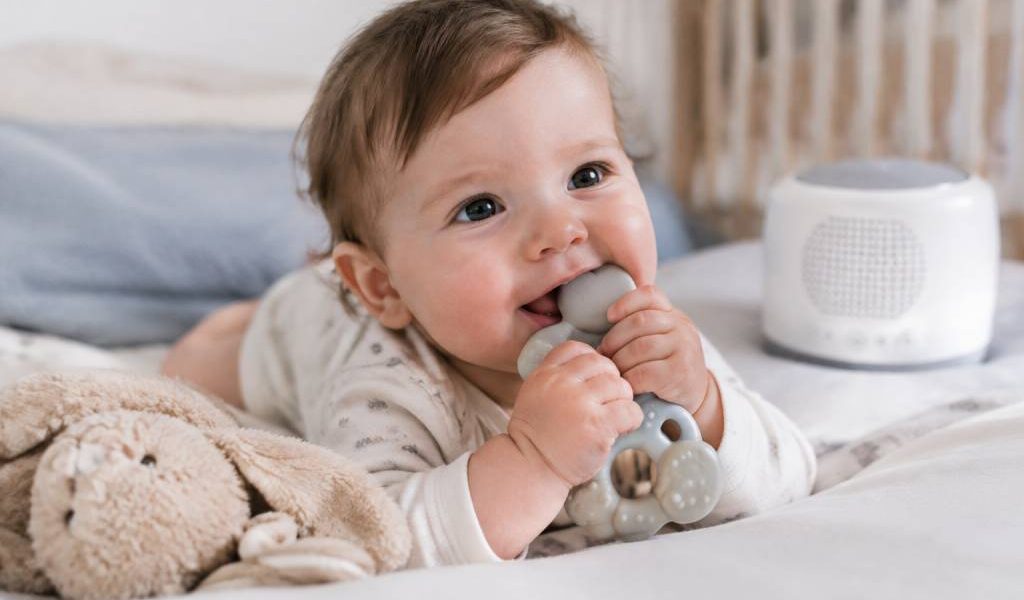 1er dent de bebe : symptômes, poussée dentaire et bruit blanc pour apaiser bébé