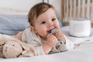 1er dent de bebe : symptômes, poussée dentaire et bruit blanc pour apaiser bébé