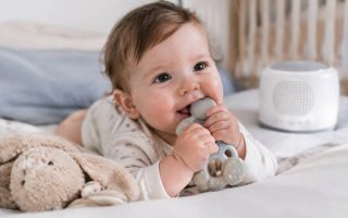 1er dent de bebe : symptômes, poussée dentaire et bruit blanc pour apaiser bébé