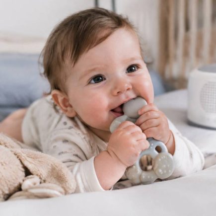 1er dent de bebe : symptômes, poussée dentaire et bruit blanc pour apaiser bébé