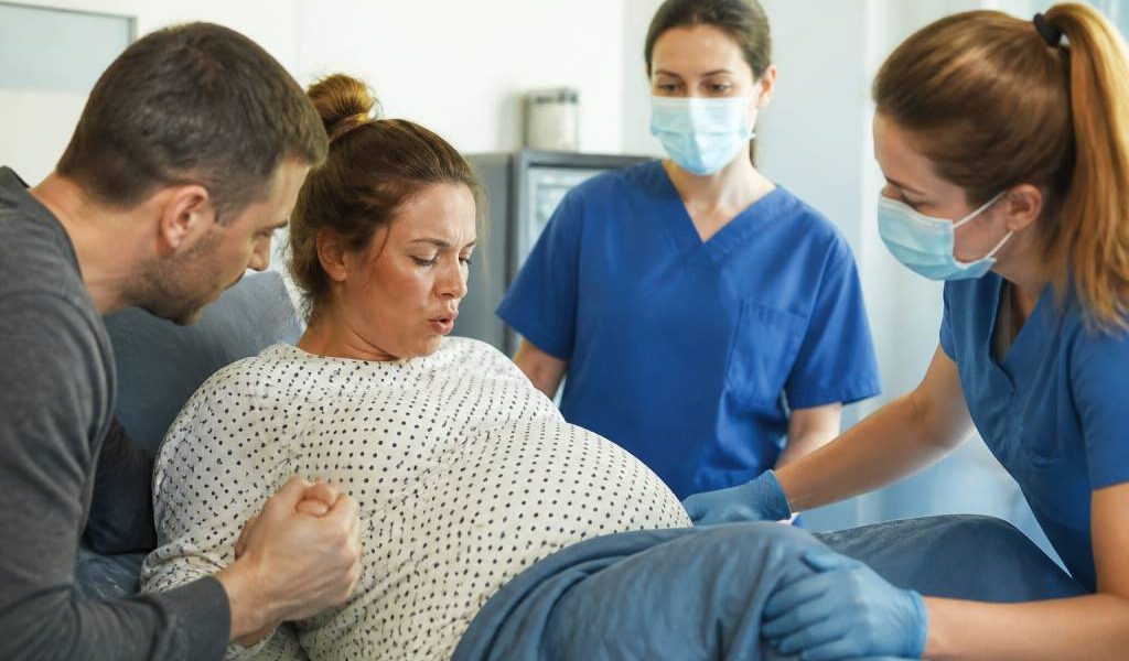 Accoucher par voie basse après une césarienne : conditions, avantages et précautions