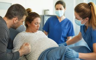 Accoucher par voie basse après une césarienne : conditions, avantages et précautions