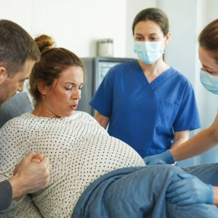 Accoucher par voie basse après une césarienne : conditions, avantages et précautions