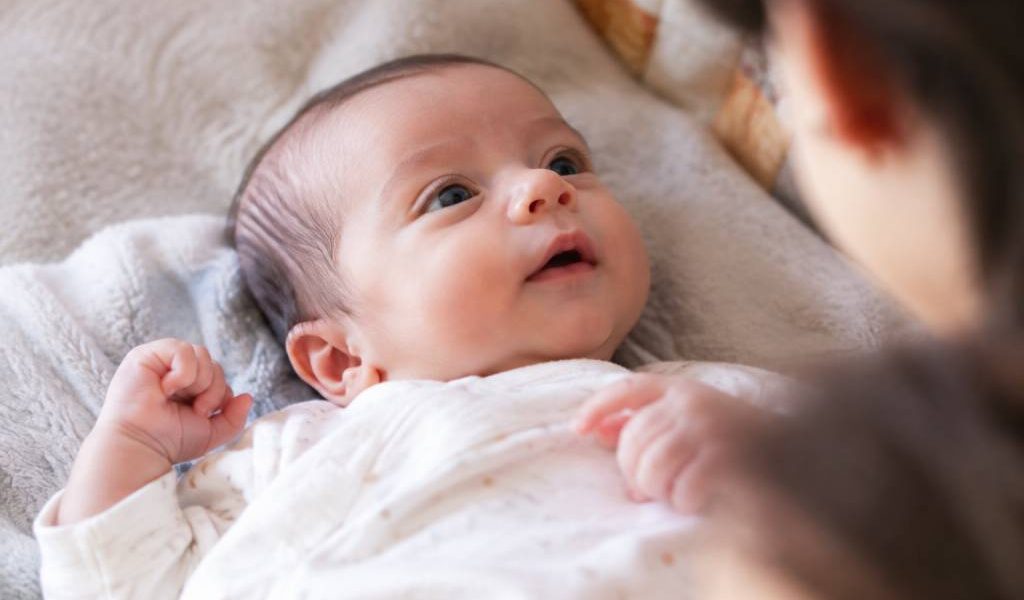 À quoi pense un bébé de 1 mois ? Comprendre son éveil et ses besoins sensoriels
