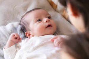 À quoi pense un bébé de 1 mois ? Comprendre son éveil et ses besoins sensoriels