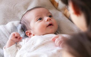 À quoi pense un bébé de 1 mois ? Comprendre son éveil et ses besoins sensoriels