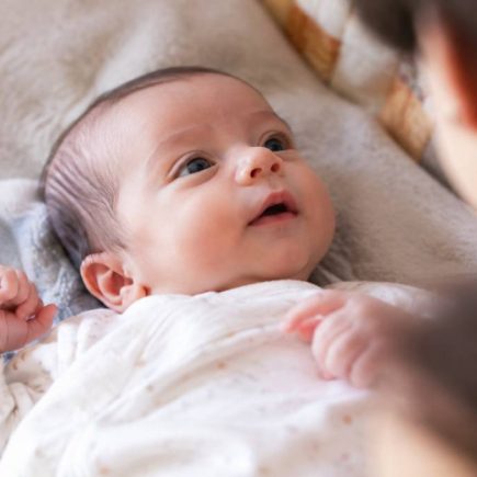 À quoi pense un bébé de 1 mois ? Comprendre son éveil et ses besoins sensoriels