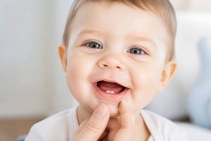 Âge d’apparition des dents chez le bébé : calendrier et signes de poussée dentaire
