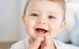Âge d’apparition des dents chez le bébé : calendrier et signes de poussée dentaire