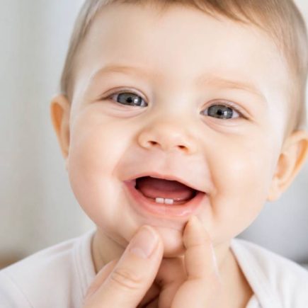 Âge d’apparition des dents chez le bébé : calendrier et signes de poussée dentaire