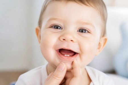 Âge d’apparition des dents chez le bébé : calendrier et signes de poussée dentaire