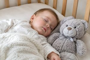 Ourson gris : bien choisir un compagnon apaisant pour bébé