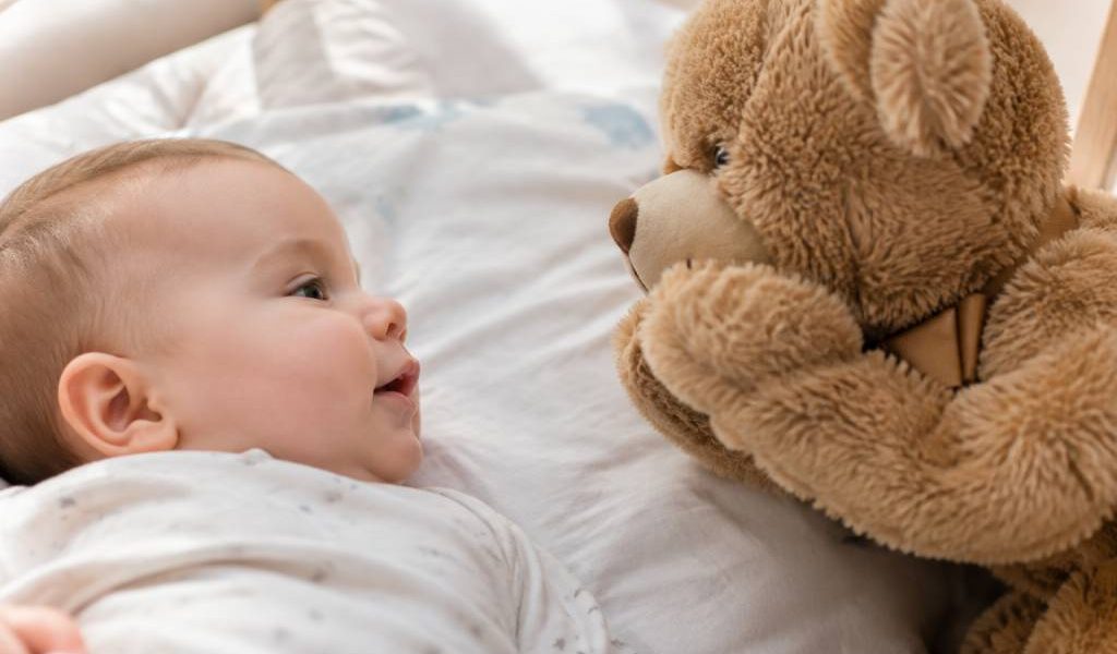Nounours qui envoie des bisous : comment choisir le compagnon idéal pour bébé