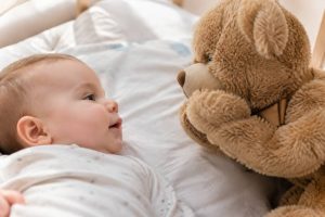 Nounours qui envoie des bisous : comment choisir le compagnon idéal pour bébé