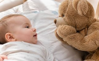 Nounours qui envoie des bisous : comment choisir le compagnon idéal pour bébé