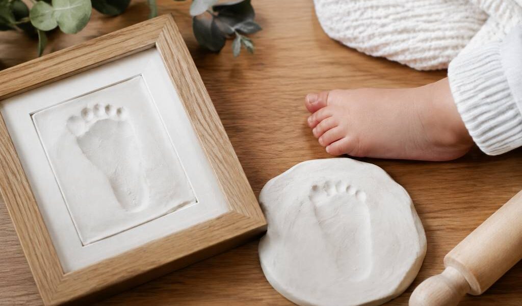 Empreinte argile : comment créer un souvenir de bébé personnalisé