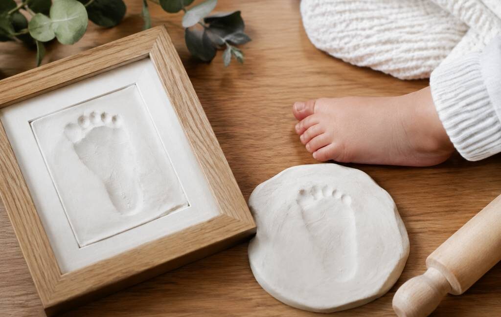 Empreinte argile : comment créer un souvenir de bébé personnalisé