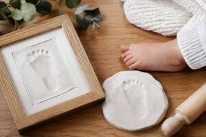 Empreinte argile : comment créer un souvenir de bébé personnalisé