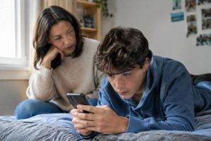 Addiction écran ado : comprendre les risques et aider son adolescent à retrouver un usage équilibré