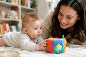 Le développement cognitif du bébé : étapes et facteurs clés