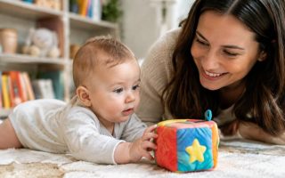 Le développement cognitif du bébé : étapes et facteurs clés