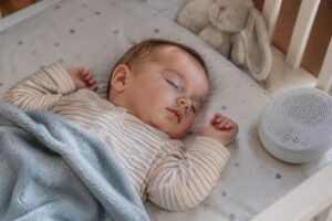 Bruit sourd bébé : causes et solutions pour l’apaiser