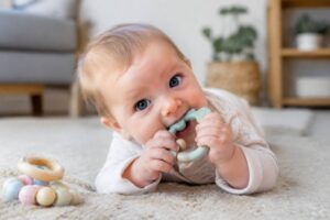 Lapin de dentition : comment choisir un jouet adapté pour bébé ?