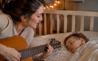Parole chanson pour bébé : 10 comptines douces pour l’apaiser et l’endormir