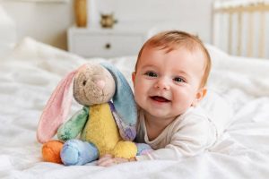 Comment choisir un doudou lapin multicolore pour bébé ?