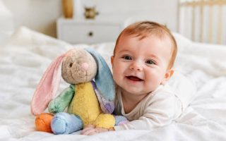 Comment choisir un doudou lapin multicolore pour bébé ?